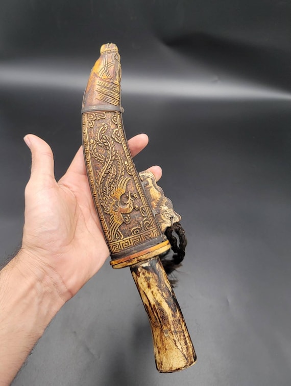 17世紀チベットの龍の彫刻が施されたナイフ：アンティークの手作り剣