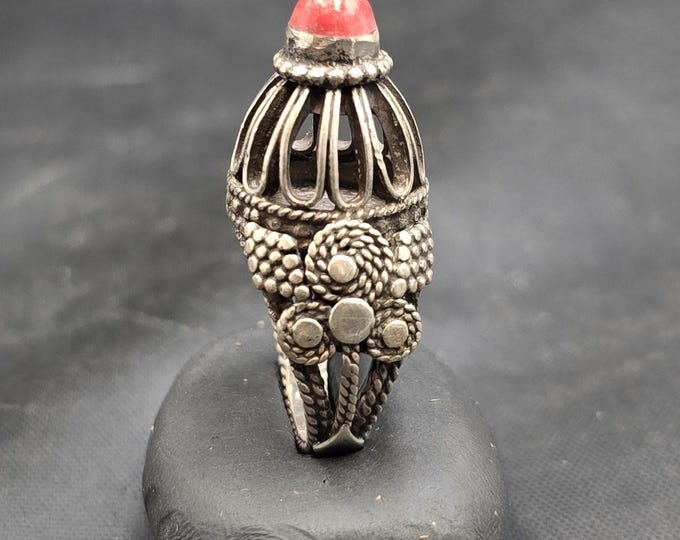 Beautiful Vintage Soild Silver Near Eastern Unique Silver Ring With Natural Coral Stone