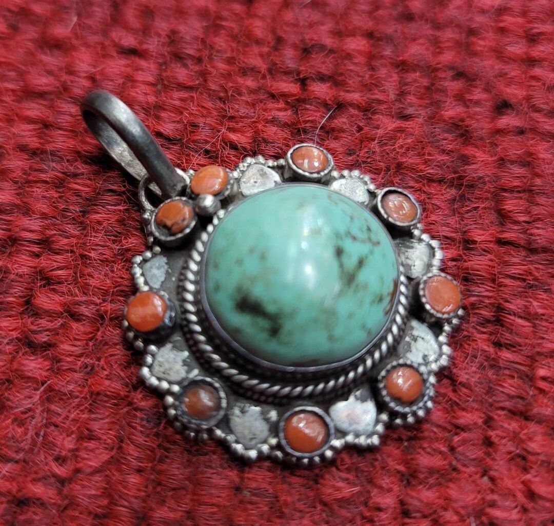 Ancien collier berbère Amazigh en argent et diverses pendeloques - Corail, émail - Maroc - France