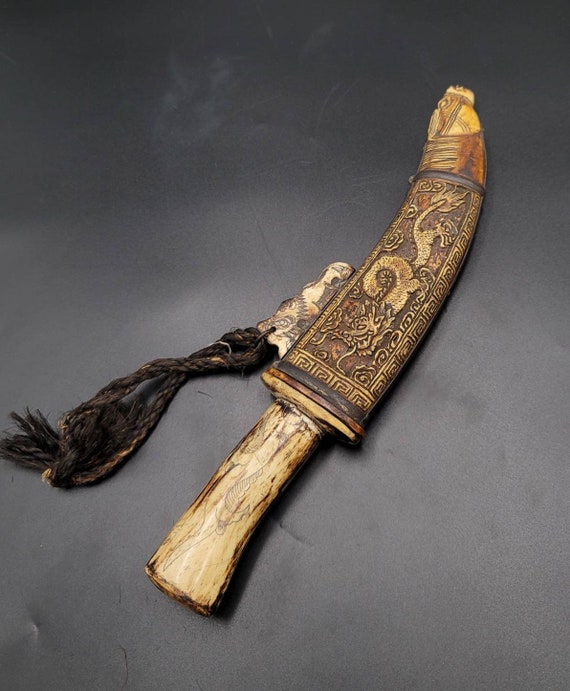 17世紀チベットの龍の彫刻が施されたナイフ：アンティークの手作り剣