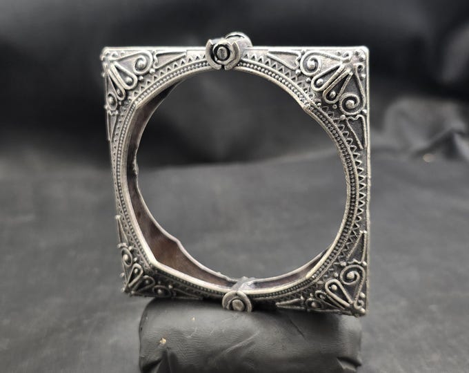 Vintage Soild Silver Tibeten Handmade Beautiful Unique Shape Bangle/Bracelet