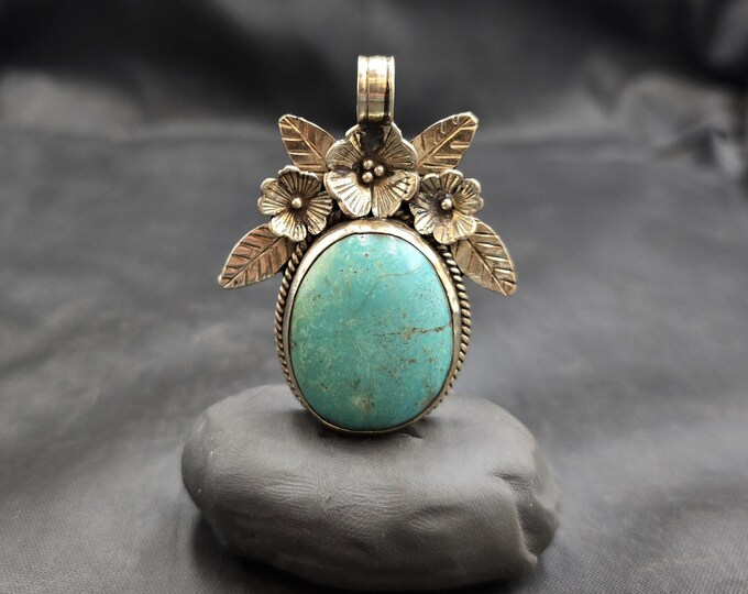 Beautiful Unique Natural Turquoise Native American Vintage Silver Unique Big Flower Pendant