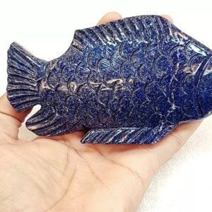 Scultura di pesce in lapislazzuli intagliata a mano: pietra antica dell&#39;Afghanistan