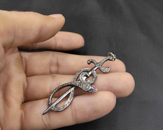 Beautiful Vintage Silver Unique Snack Pendant With Tinny Daimond Saround And Ruby