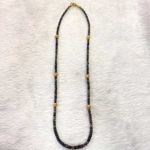 Perles rondes en saphir bleu d’origine naturelle avec collier de perles vintage dorés d’or