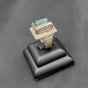 Handgemaakte zilveren ring: groene jade diepdruk, maat 8