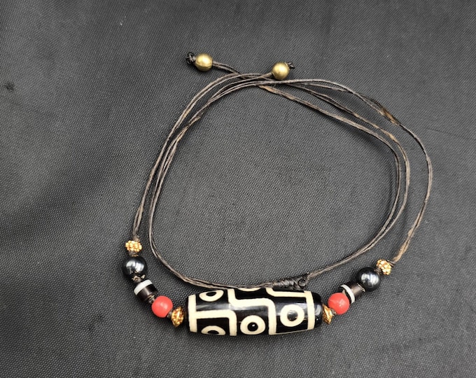 Ancient Tibetan Dzi Bead Necklace: Agate,