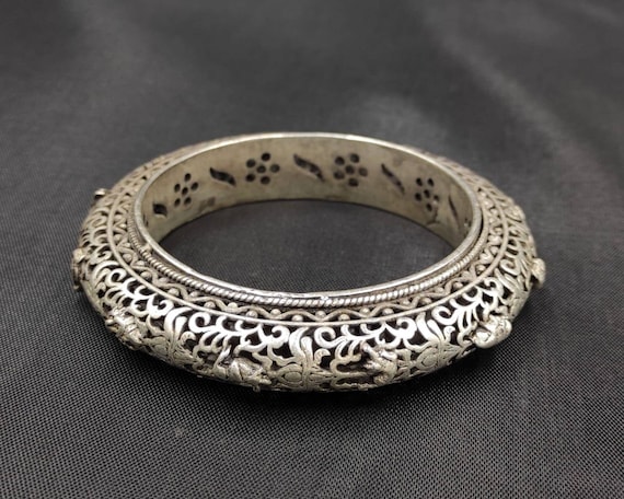 Vintage Lovely Handicraft Unique Carved Tibeten Old Silver
