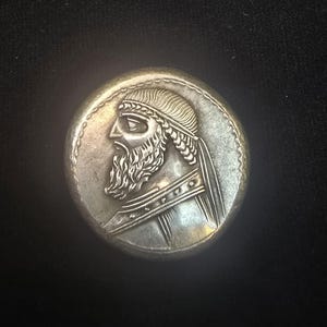 Circa 2000 a.C. Moneta autentica antica in argento massiccio di un re greco, ritrovata in un&#39;unica posizione