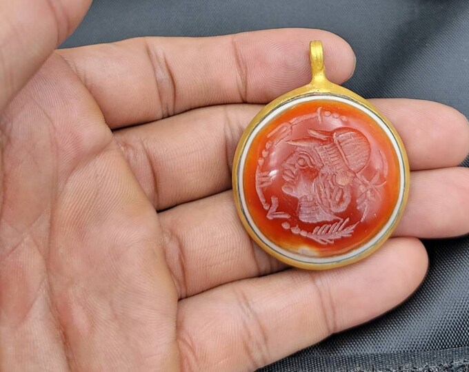 Ancient Unique Agate Stone Roman King Intaglio Carved Gold Gulding Pendant