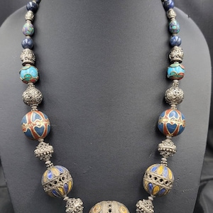 Vintage Marokkaanse ketting met zilveren emailkralen: turquoise koraalstenen