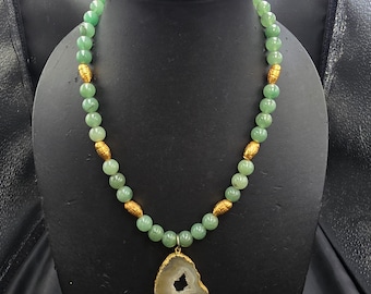 Collana vintage in perline di giada intagliata Mughal con perline dorate e ciondolo in pietra