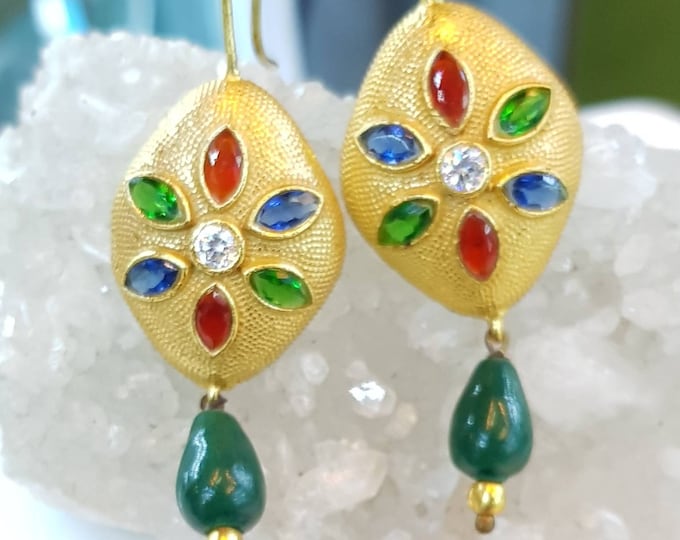 Gold Gulied Wonderful Vintage Earrings with Green Onyx And Red Aventurine Stone