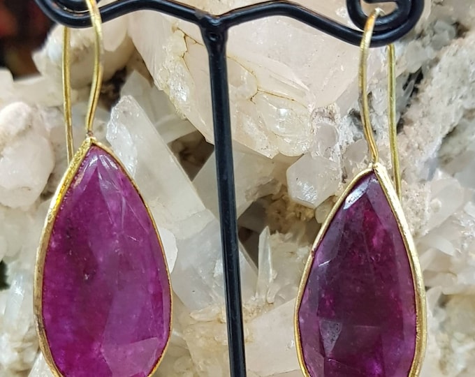 Gold Gulied Wonderful Vintage Earrings with  And Red Aventurine Stone