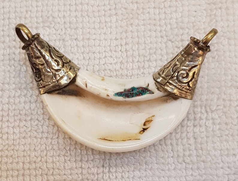 Ethnic Old Silver Wonderful Tibetan Sea Shell Pendant With Om Intagilo