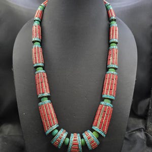 Collana vintage in argento con pietra di corallo - Design autentico fatto a mano (60 cm)