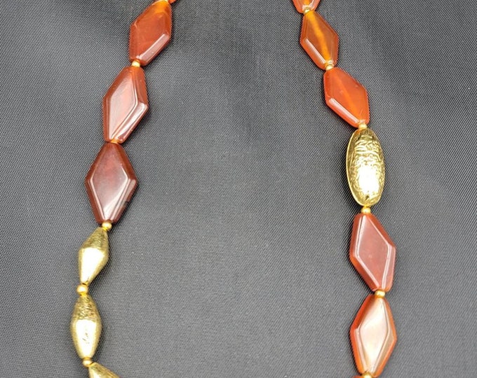 Natural Agate Stone Beautiful Necklace With Gold Gulding Beads In Between