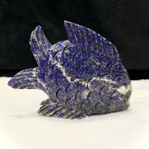 Scultura di pesce in lapislazzuli intagliata a mano: arte in pietra afghana d&#39;epoca
