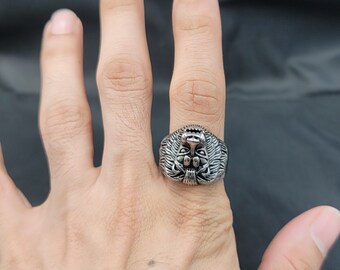 Vintage Handmade Thailand Silver Loin Ring - Size 11