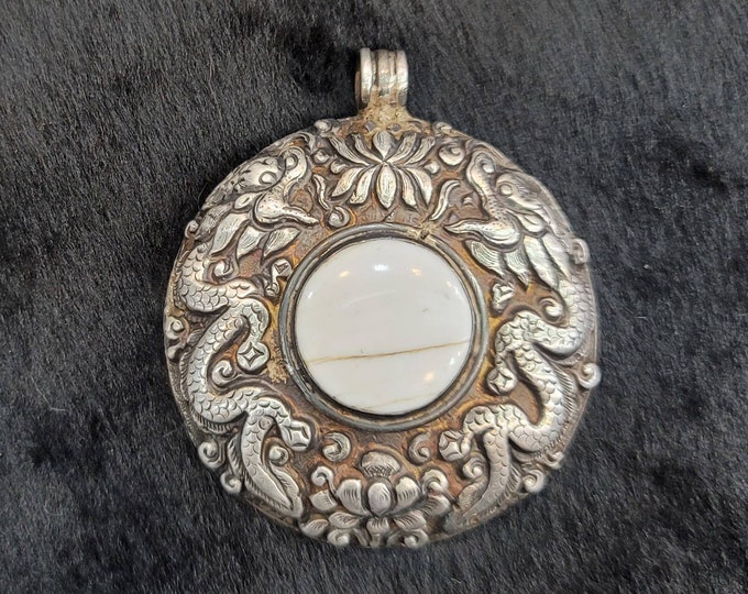 Gorgeous Antique Silver Drogon Carved Pendant With Beautiful Natural White Stone