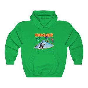 K&ouml;nnte beinhalten: Gr&uuml;ner Kapuzenpullover mit einem Aufdruck des Albumcovers der Band Parliament, "Mothership Connection". Das Albumcover zeigt eine fliegende Untertasse mit den Bandmitgliedern an Bord.