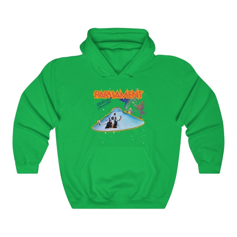 K&ouml;nnte beinhalten: Gr&uuml;ner Kapuzenpullover mit einem Aufdruck des Albumcovers der Band Parliament, "Mothership Connection". Das Albumcover zeigt eine fliegende Untertasse mit den Bandmitgliedern an Bord.