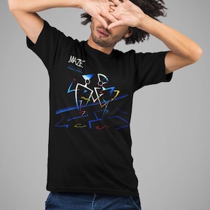 K&ouml;nnte beinhalten: Schwarzes T-Shirt mit dem Wort "MAZE" in wei&szlig;er Schrift &uuml;ber einem farbenfrohen geometrischen Design. Das Design zeigt blaue, gelbe und rote Linien und Formen. Das Shirt hat einen klassischen Rundhalsausschnitt.