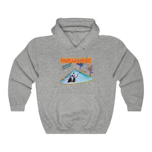 K&ouml;nnte beinhalten: Ein grauer Kapuzenpullover mit einem Grafikdruck des Albumcovers von Parliaments "Mothership Connection". Das Albumcover zeigt eine fliegende Untertasse mit zwei Figuren im Vordergrund.