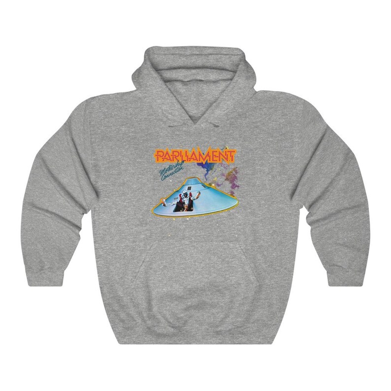 K&ouml;nnte beinhalten: Ein grauer Kapuzenpullover mit einem Grafikdruck des Albumcovers von Parliaments "Mothership Connection". Das Albumcover zeigt eine fliegende Untertasse mit zwei Figuren im Vordergrund.