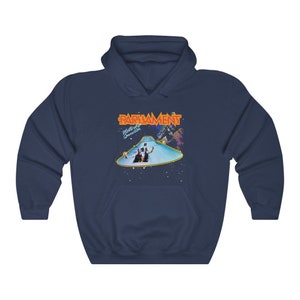 K&ouml;nnte beinhalten: Ein marineblauer Kapuzenpullover mit einem Grafikdruck einer fliegenden Untertasse und dem Text "PARLIAMENT Mothership Connection".