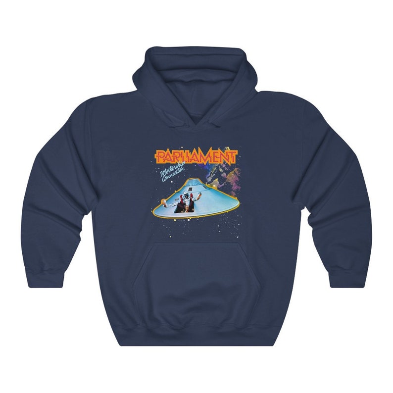 K&ouml;nnte beinhalten: Ein marineblauer Kapuzenpullover mit einem Grafikdruck einer fliegenden Untertasse und dem Text "PARLIAMENT Mothership Connection".