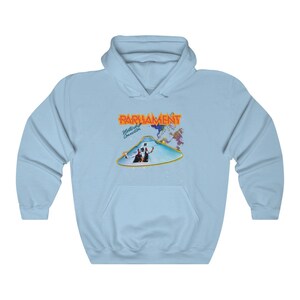 K&ouml;nnte beinhalten: Hellblauer Kapuzenpullover mit einem Grafikdruck einer fliegenden Untertasse und dem Text "Parliament Mothership Connection".