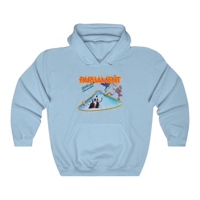 K&ouml;nnte beinhalten: Hellblauer Kapuzenpullover mit einem Grafikdruck einer fliegenden Untertasse und dem Text "Parliament Mothership Connection".