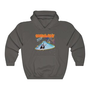 K&ouml;nnte beinhalten: Ein dunkelgrauer Kapuzenpullover mit einem Grafikdruck des Albumcovers von Parliaments "Mothership Connection". Das Albumcover zeigt eine fliegende Untertasse mit zwei Figuren darin, und der Bandname ist in orangefarbenen Buchstaben gedruckt.