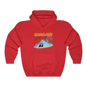 K&ouml;nnte beinhalten: Roter Kapuzenpullover mit einem Grafikdruck einer fliegenden Untertasse und dem Text "Parliament Mothership Connection".