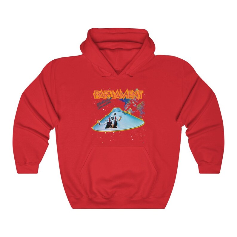 K&ouml;nnte beinhalten: Roter Kapuzenpullover mit einem Grafikdruck einer fliegenden Untertasse und dem Text "Parliament Mothership Connection".