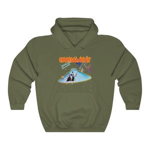 K&ouml;nnte beinhalten: Ein gr&uuml;ner Kapuzenpullover mit einem Aufdruck des Albumcovers von Parliament f&uuml;r "Mothership Connection". Das Albumcover zeigt eine fliegende Untertasse mit zwei Figuren darin.