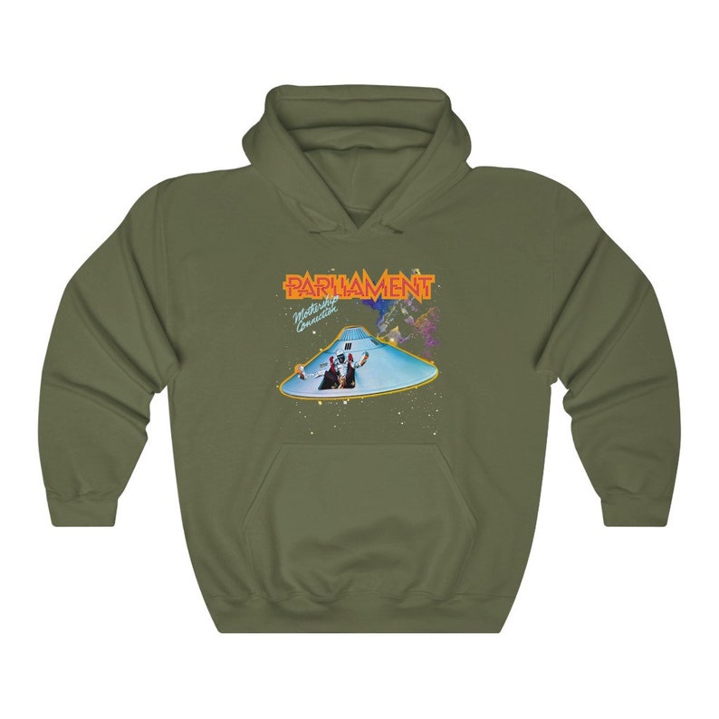 K&ouml;nnte beinhalten: Ein gr&uuml;ner Kapuzenpullover mit einem Aufdruck des Albumcovers von Parliament f&uuml;r "Mothership Connection". Das Albumcover zeigt eine fliegende Untertasse mit zwei Figuren darin.