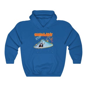 K&ouml;nnte beinhalten: Ein k&ouml;nigsblauer Kapuzenpullover mit einem Grafikdruck des Albumcovers von Parliaments "Mothership Connection". Das Albumcover zeigt eine fliegende Untertasse mit einem Bandmitglied, das darauf steht.