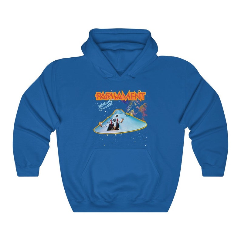 K&ouml;nnte beinhalten: Ein k&ouml;nigsblauer Kapuzenpullover mit einem Grafikdruck des Albumcovers von Parliaments "Mothership Connection". Das Albumcover zeigt eine fliegende Untertasse mit einem Bandmitglied, das darauf steht.