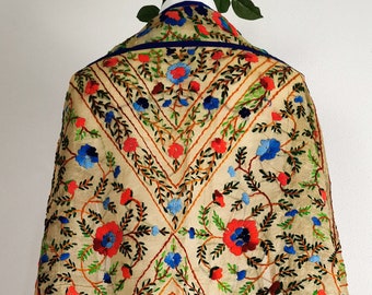 Handgeborduurd ritueel kleed, gestolen. geborduurde ranken van bloemen gemaakt van wol op dupioni zijde