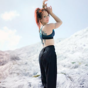 Pantalon large en coton 100% bio de Kalima, dans différentes couleurs tendance
