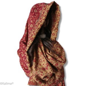 Capa tejida a mano, rojo / beige.  Maxi- Bufanda reversible XXL, la mejor compañera en invierno.