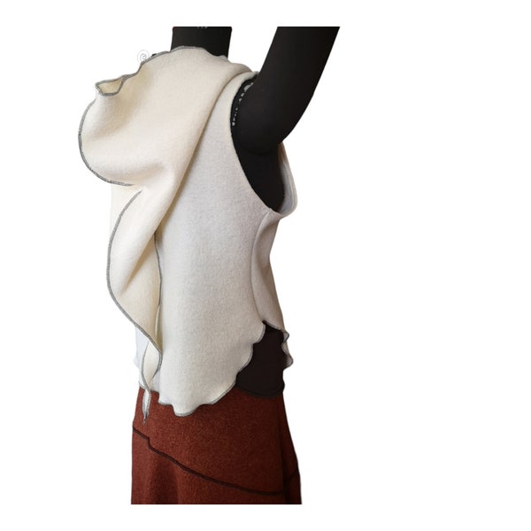 Gilet “Freja” van gewatteerde wol met een grote, asymmetrische capuchon. broche voor. Elf vest heksen fantasie kleding