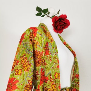 Albornoz Kalima, estampado a mano con colores naturales, en diseño textil de la mujer india bávara: espinacas besa flor de amapola