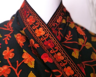 Zwarte handgeweven gestolen van pure wol met weelderige bloemen patroon hand geborduurd, cadeau voor vrouwen.
