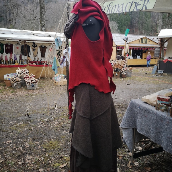 Gilet “Freja” van gewatteerde wol met een grote, asymmetrische capuchon. broche voor. Elf vest heksen fantasie kleding