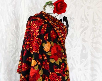 Extravagant Gala stal gemaakt van pure wol, handborduurwerk in het uitgebreide traditionele patroon van het merk Kalima