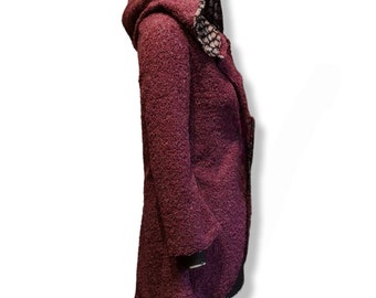 Frock coat style jacket in fine boucle' knit. With hood and side pockets made of hand-printed cotton