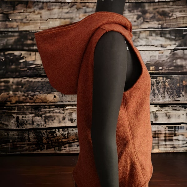 Weste „Gaja“ aus gewalkter Wolle mit Kapuze, passend für die Übergangszeit und vor allem für Röcke! Terracotta Rost
